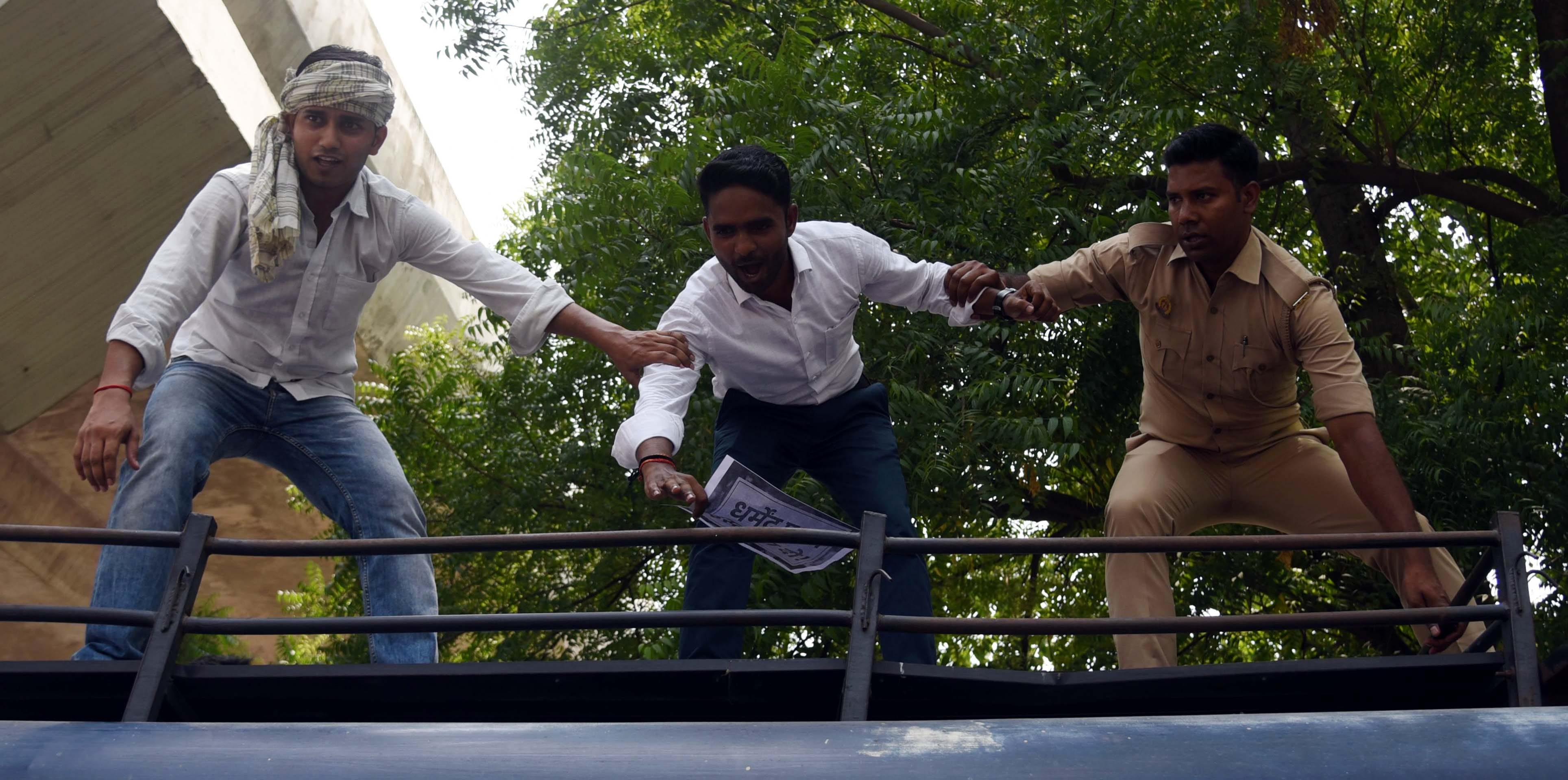 लविवि के गेट पर प्रदर्शन करते छात्र। लविवि के गेट पर प्रदर्शन करते छात्र।