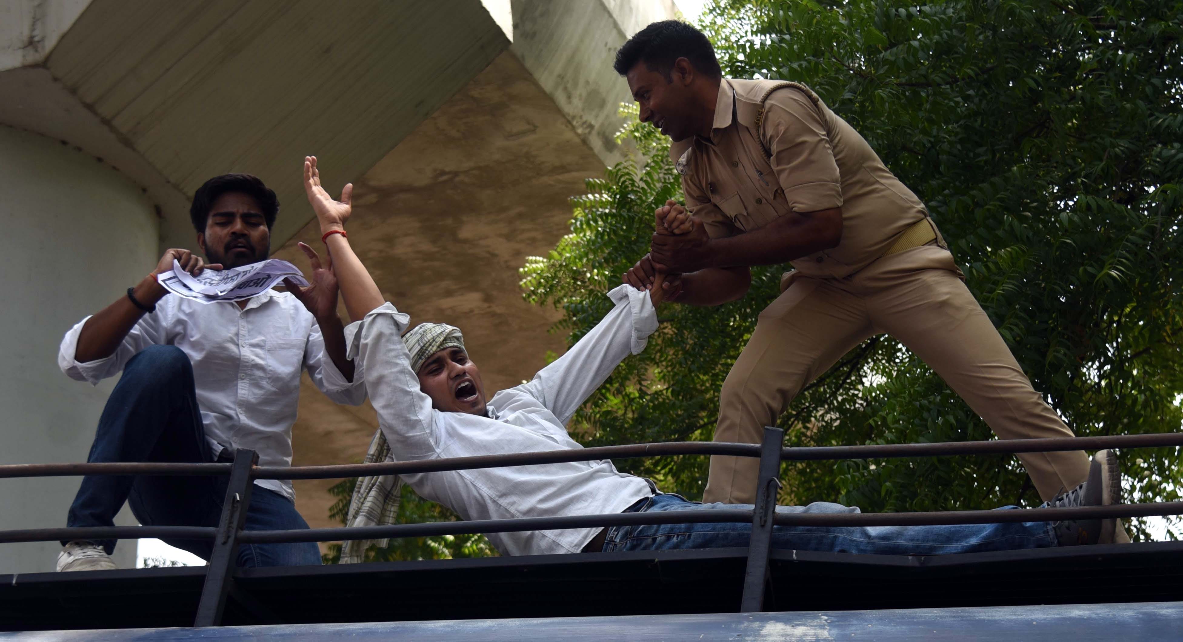 लविवि के गेट पर प्रदर्शन करते छात्र। लविवि के गेट पर प्रदर्शन करते छात्र।