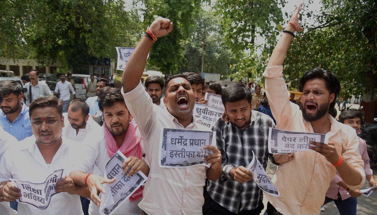 लविवि के गेट पर प्रदर्शन करते छात्र। लविवि के गेट पर प्रदर्शन करते छात्र।