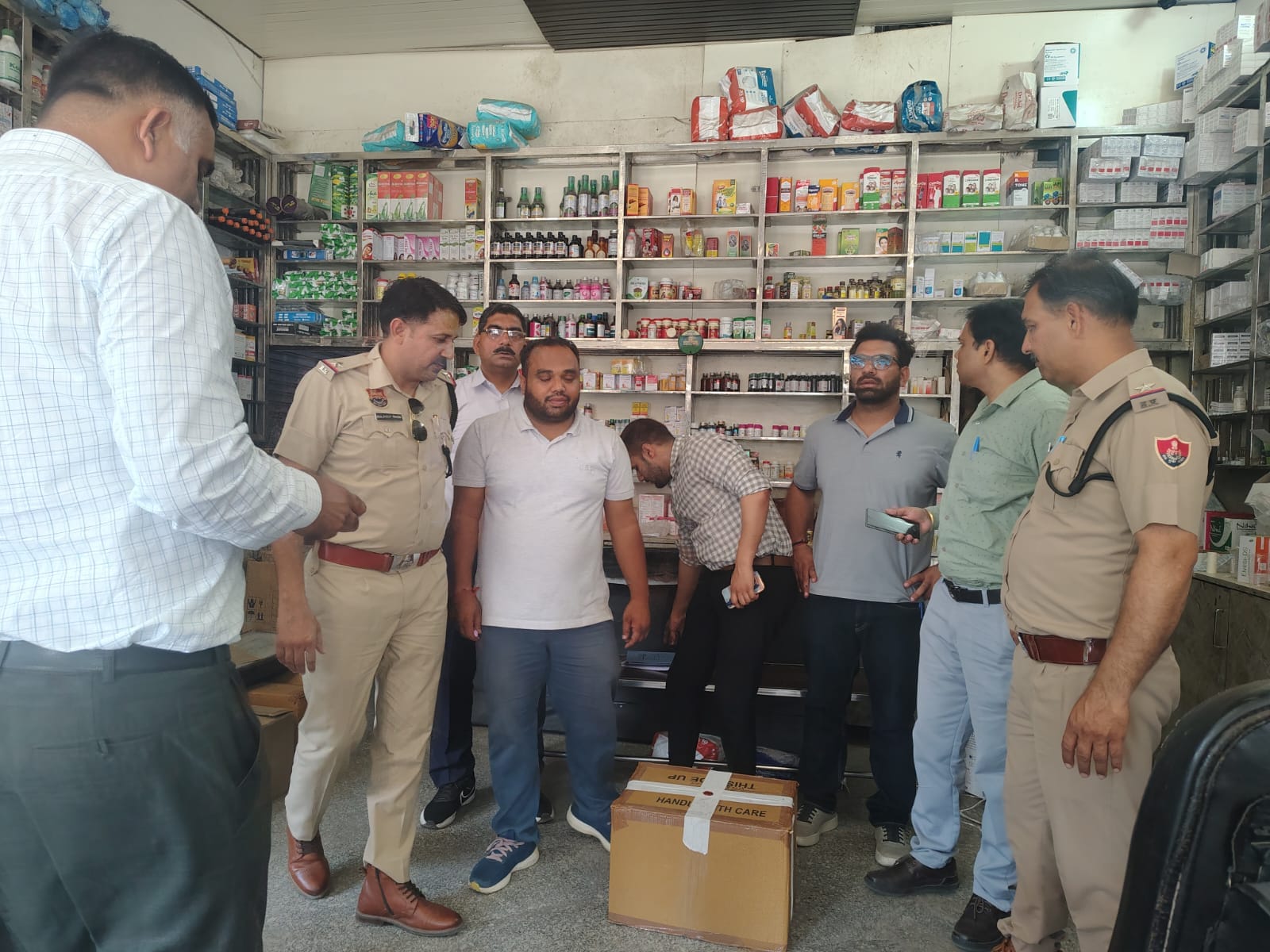 मेडिकल स्टोर पर जांच करती सीएम फ्लाईंग और पुलिस टीम। टीम