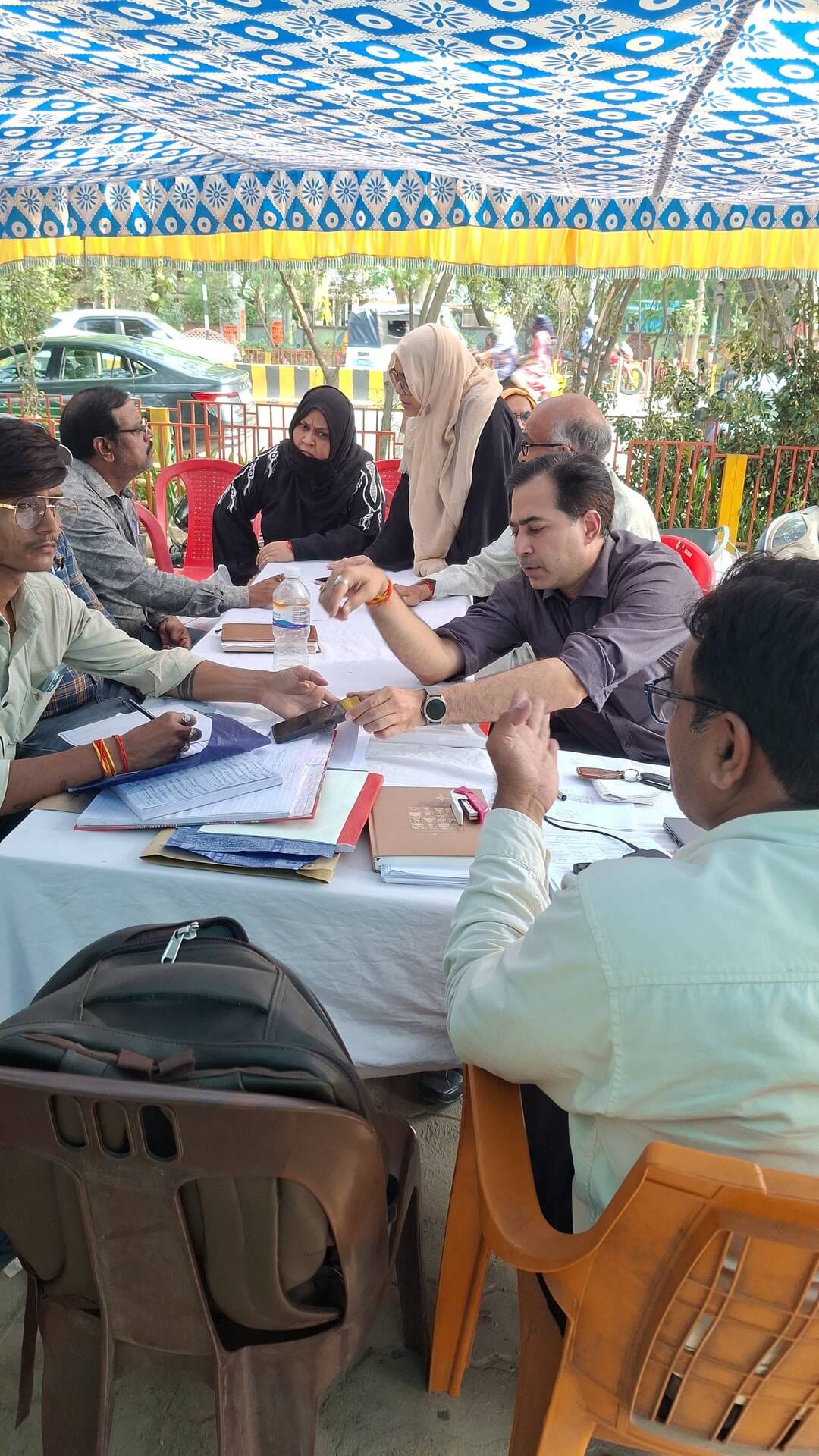मेगा कैंप में स्मार्ट मीटर और बिल संबंधी शिकायतें दर्ज कराते उपभोक्ता। स्वयं मेगा कैंप में स्मार्ट मीटर और बिल संबंधी शिकायतें दर्ज कराते उपभोक्ता। स्वयं