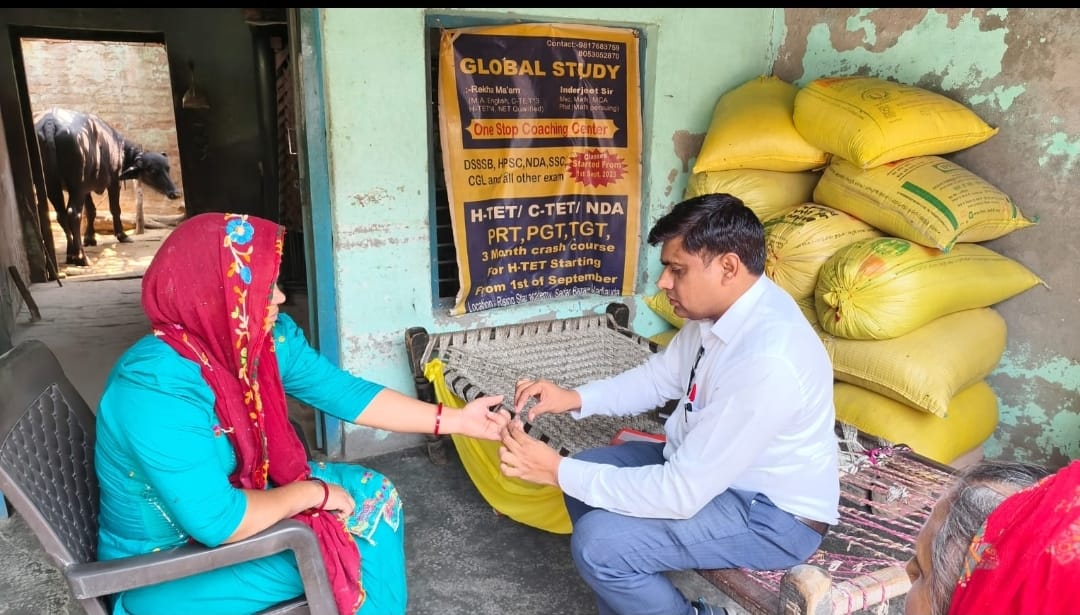 महिला की रक्तपट्टिका बनाते स्वास्थ्यकर्मी। स्रोत : विभाग महिला की रक्तपट्टिका बनाते स्वास्थ्यकर्मी। स्रोत : विभाग