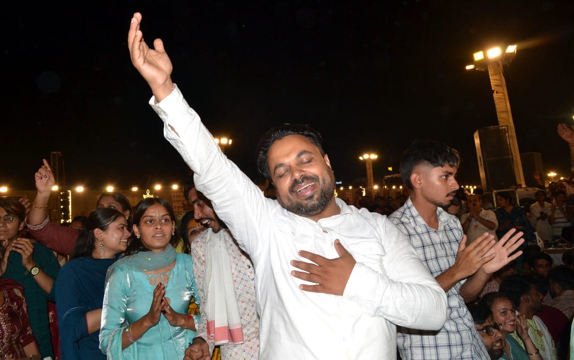 मेरी बिनती है राधे रानी कृपा बरसाए रखना... भजन पर झूमे शहरवासी मेरी बिनती है राधे रानी कृपा बरसाए रखना... भजन पर झूमे शहरवासी