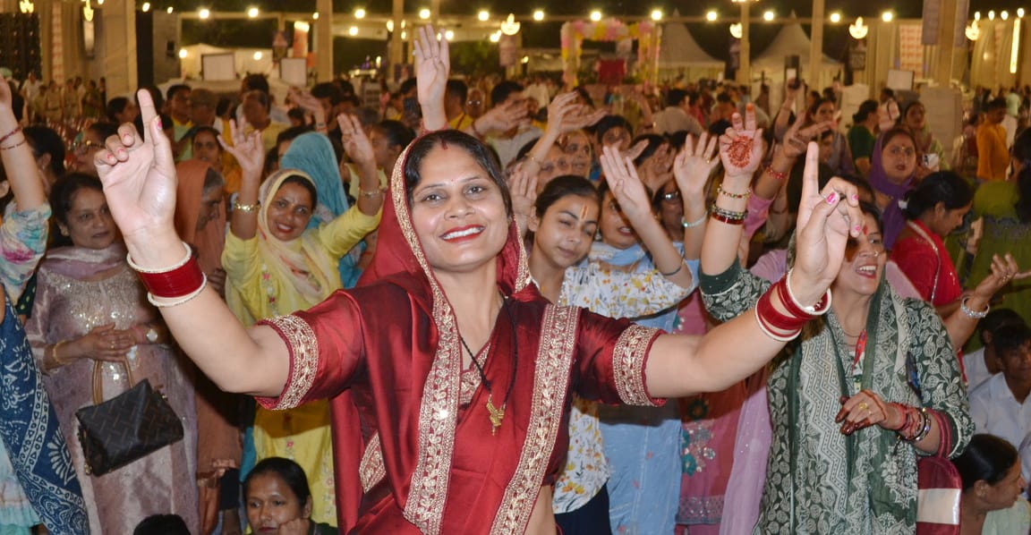 मेरी बिनती है राधे रानी कृपा बरसाए रखना... भजन पर झूमे शहरवासी मेरी बिनती है राधे रानी कृपा बरसाए रखना... भजन पर झूमे शहरवासी