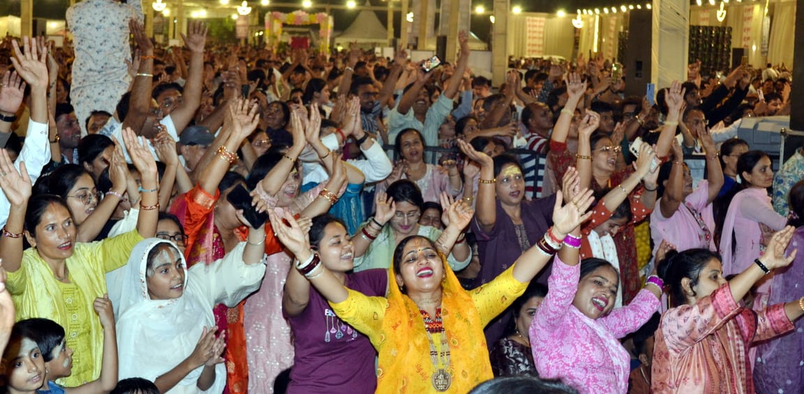 मेरी बिनती है राधे रानी कृपा बरसाए रखना... भजन पर झूमे शहरवासी मेरी बिनती है राधे रानी कृपा बरसाए रखना... भजन पर झूमे शहरवासी