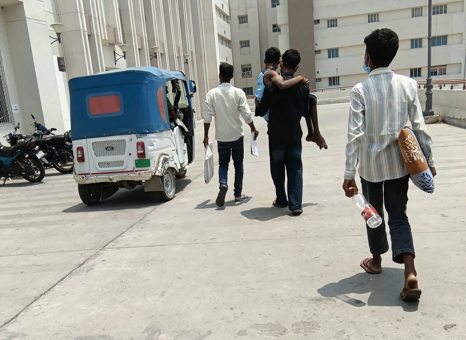 मरीज को गोद में लेकर जाता तीमारदार। मरीज को गोद में लेकर जाता तीमारदार।