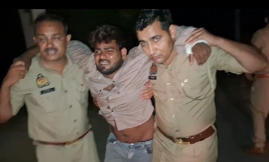 मुठभेड़ में आरोपी को गिरफ्तार करके ले जाती पुलिस। स्रोत पुलिस विभाग मुठभेड़ में आरोपी को गिरफ्तार करके ले जाती पुलिस। स्रोत पुलिस विभाग
