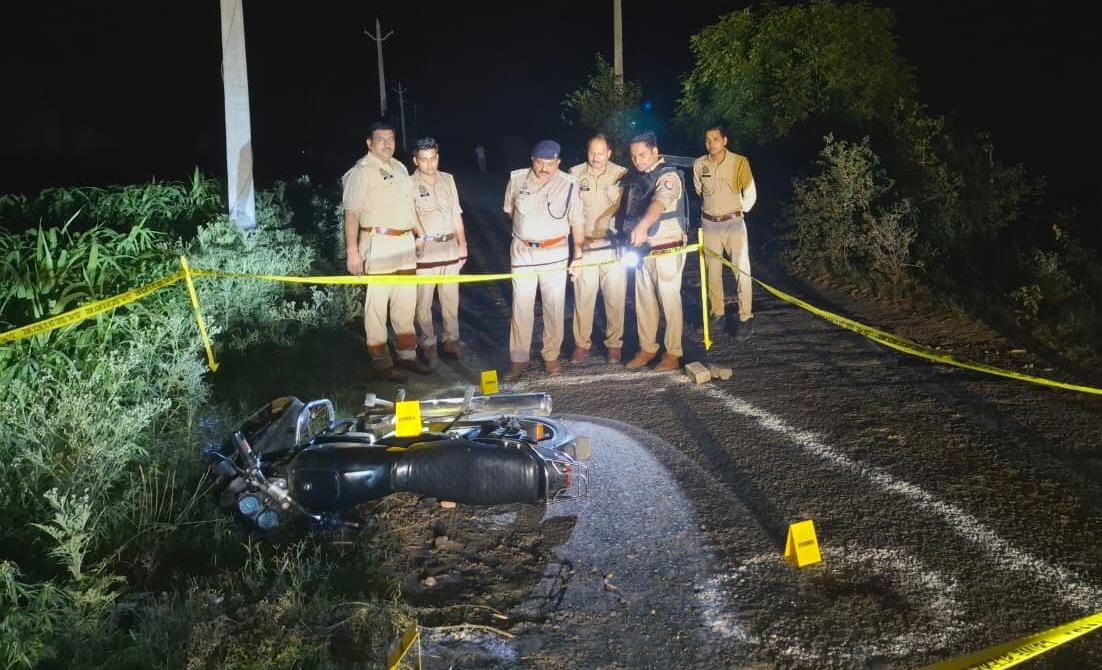 मुठभेड़ में आरोपी को गिरफ्तार करके ले जाती पुलिस। स्रोत पुलिस विभाग मुठभेड़ में आरोपी को गिरफ्तार करके ले जाती पुलिस। स्रोत पुलिस विभाग