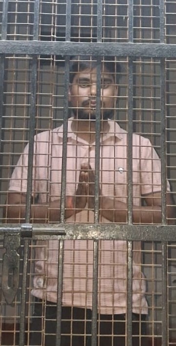 मदनापुर में विवाद के बाद तमंचा लेकर भागता युवक। स्रोत: वीडियो ग्रेब