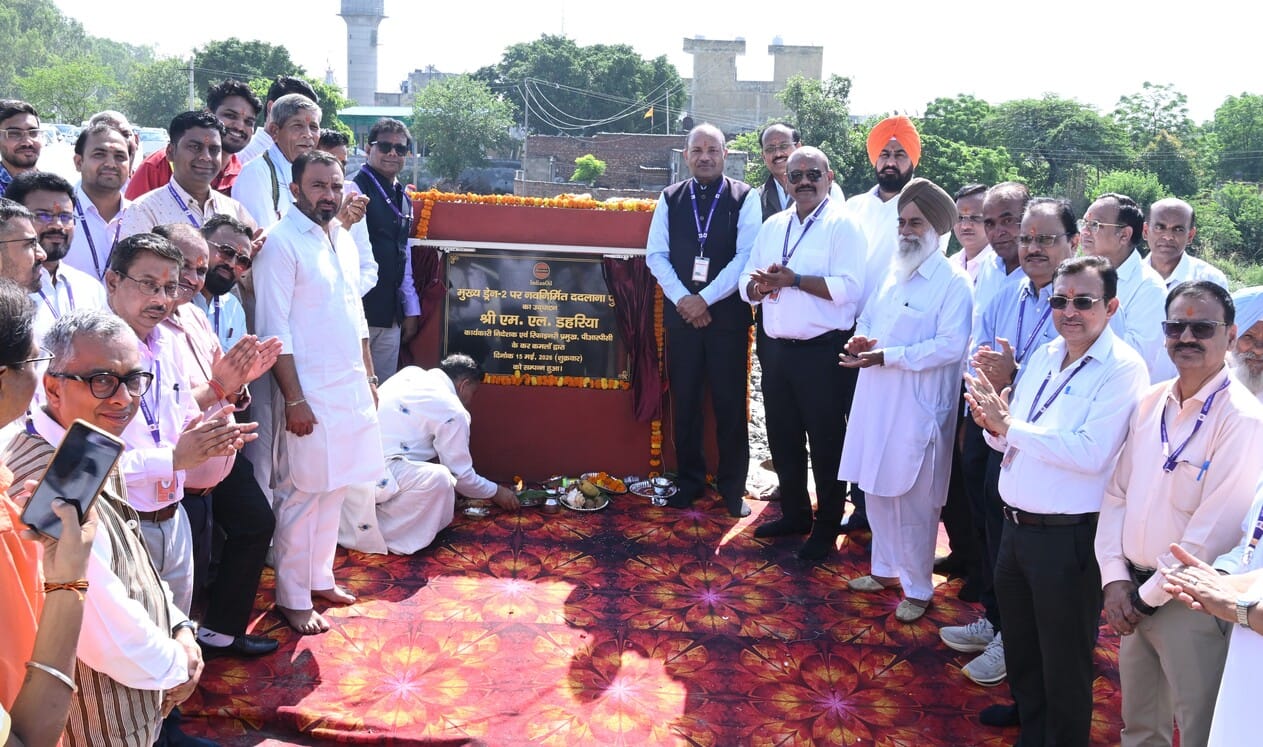 नवनिर्मित पुल का उद्घाटन करते कार्यकारी निदेशक व रिफाइनरी प्रमुख एमएल डहरिया। रिफाइनरी नवनिर्मित पुल का उद्घाटन करते कार्यकारी निदेशक व रिफाइनरी प्रमुख एमएल डहरिया। रिफाइनरी