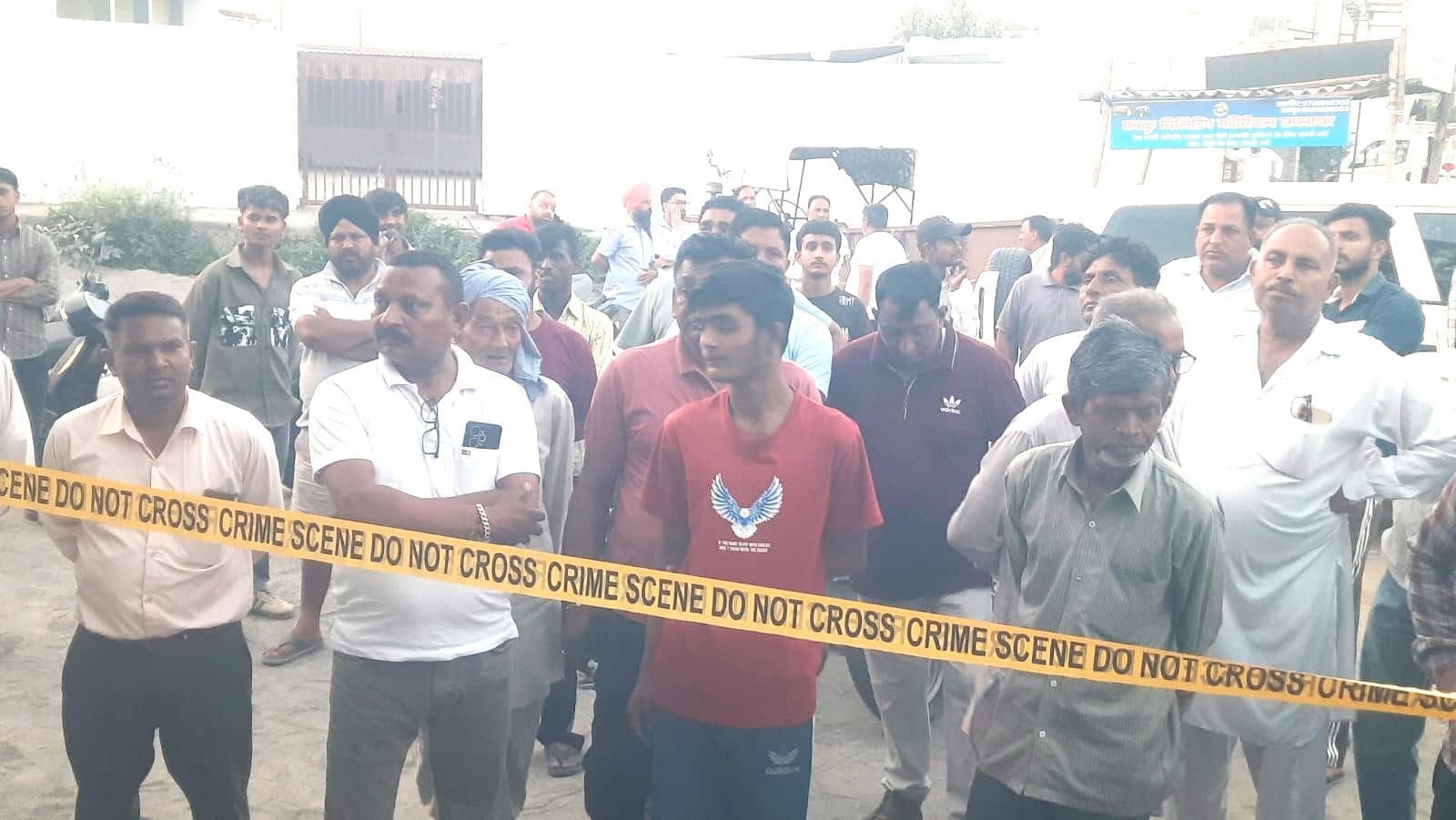 प्रॉपर्टी डीलर की हत्या के बाद मौजूद पुलिस व फारंसिक टीम। संवाद प्रॉपर्टी डीलर की हत्या के बाद मौजूद पुलिस व फारंसिक टीम। संवाद