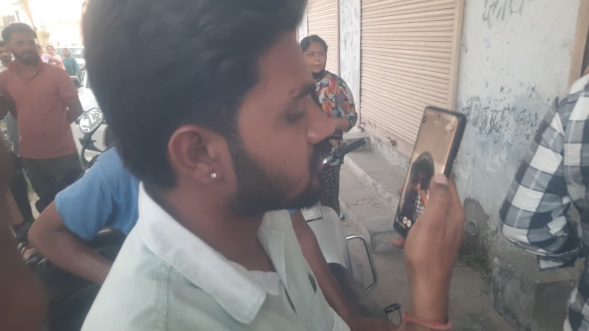 प्रॉपर्टी डीलर की हत्या के बाद मौजूद पुलिस व फारंसिक टीम। संवाद प्रॉपर्टी डीलर की हत्या के बाद मौजूद पुलिस व फारंसिक टीम। संवाद