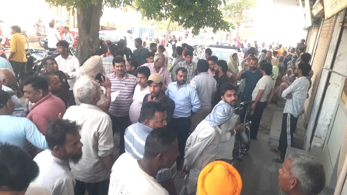 प्रॉपर्टी डीलर की हत्या के बाद मौजूद पुलिस व फारंसिक टीम। संवाद प्रॉपर्टी डीलर की हत्या के बाद मौजूद पुलिस व फारंसिक टीम। संवाद
