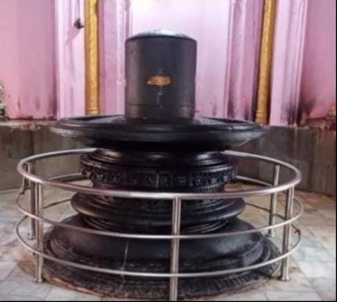 पृथ्वीनाथ मंदिर में स्थापित शिवलिंग व खरगूपुर स्थित पृथ्वीनाथ मंदिर। - संवाद
