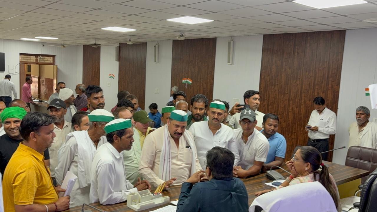 सरधना। नगर पालिका ईओ के पक्ष प्रदर्शन कर तहसील में ज्ञापन देते कर्मचारीगण। संवाद सरधना। नगर पालिका ईओ के पक्ष प्रदर्शन कर तहसील में ज्ञापन देते कर्मचारीगण। संवाद