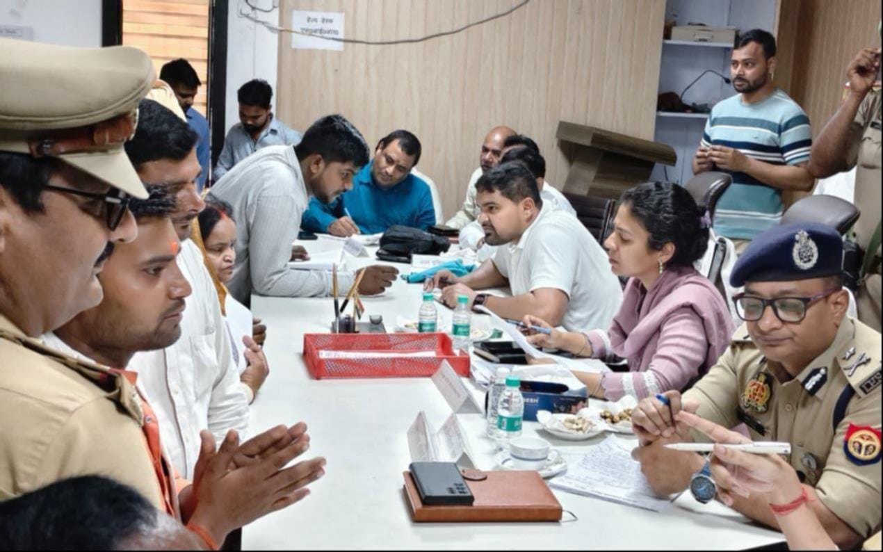 सदर तहसील में सुनवाई करतीं कमिश्नर दुर्गा शक्ति नागपाल, आईजी अमित पाठक, विधायक प्रतीक भूषण सिं
