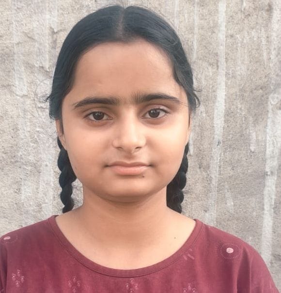 शोरूम पर स्कूटी खरीदते ग्राहक। संवाद शोरूम पर स्कूटी खरीदते ग्राहक। संवाद