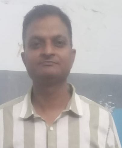 शोरूम पर स्कूटी खरीदते ग्राहक। संवाद शोरूम पर स्कूटी खरीदते ग्राहक। संवाद