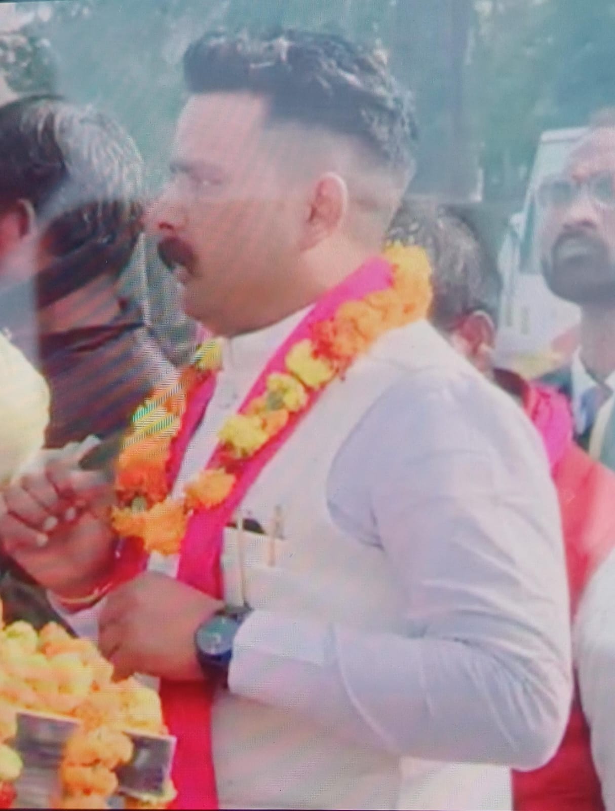 दिल्ली-यमुनोत्री हाईवे पर हादसे में क्षतिग्रस्त कार। संवाद