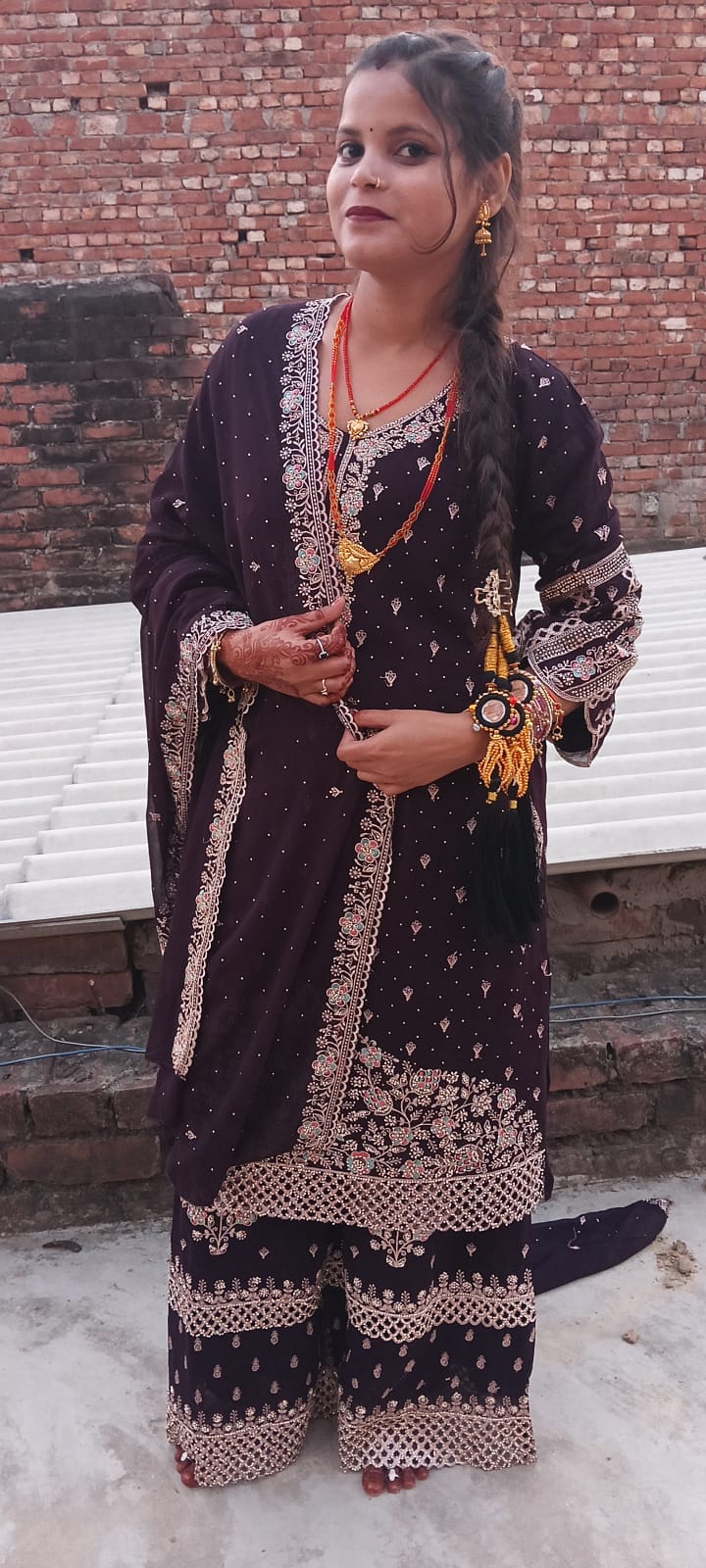 उरुवा के लेहड़ी में सड़क दुर्घटना में मुस्कान की हुई मौत के बाद रोते विलखते परिजन। संवाद उरुवा के लेहड़ी में सड़क दुर्घटना में मुस्कान की हुई मौत के बाद रोते विलखते परिजन। संवाद