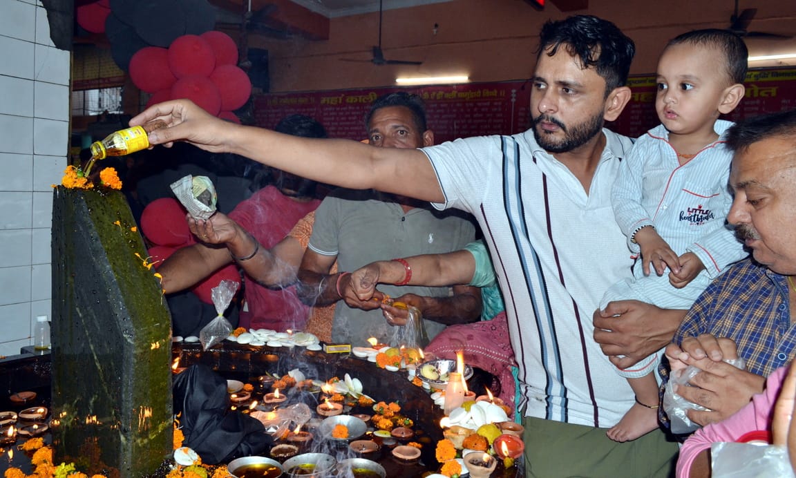 17... सदर बाजार के शनि मंदिर में शनि शिला पर तेल और काले तिल चढ़ाते श्रद्धालु। संवाद