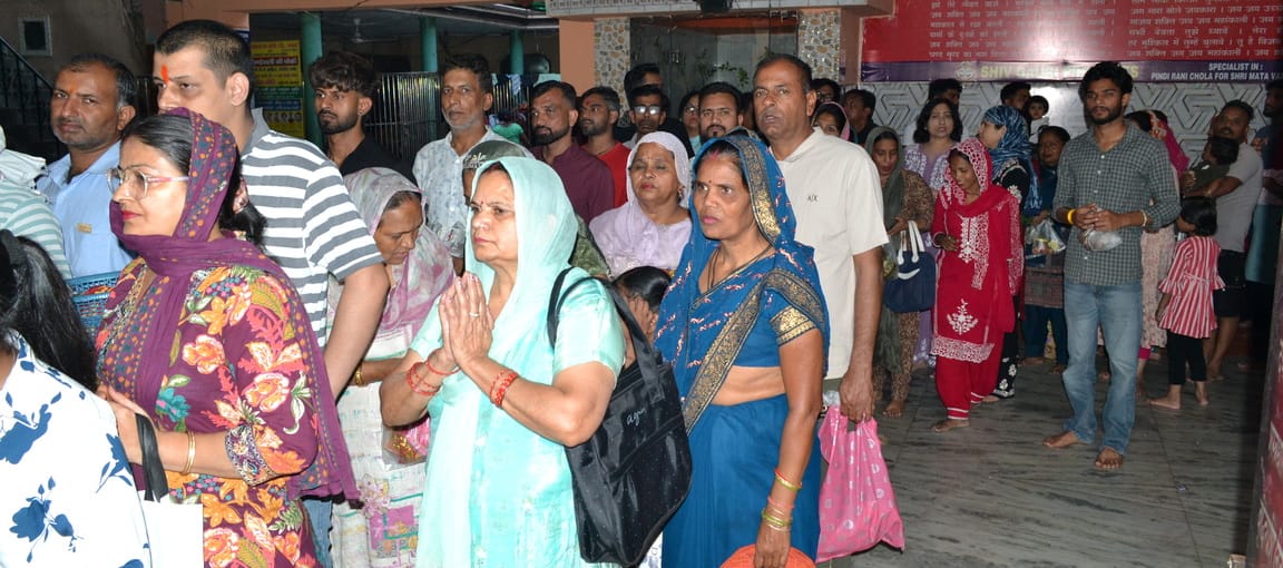 17... सदर बाजार के शनि मंदिर में शनि शिला पर तेल और काले तिल चढ़ाते श्रद्धालु। संवाद