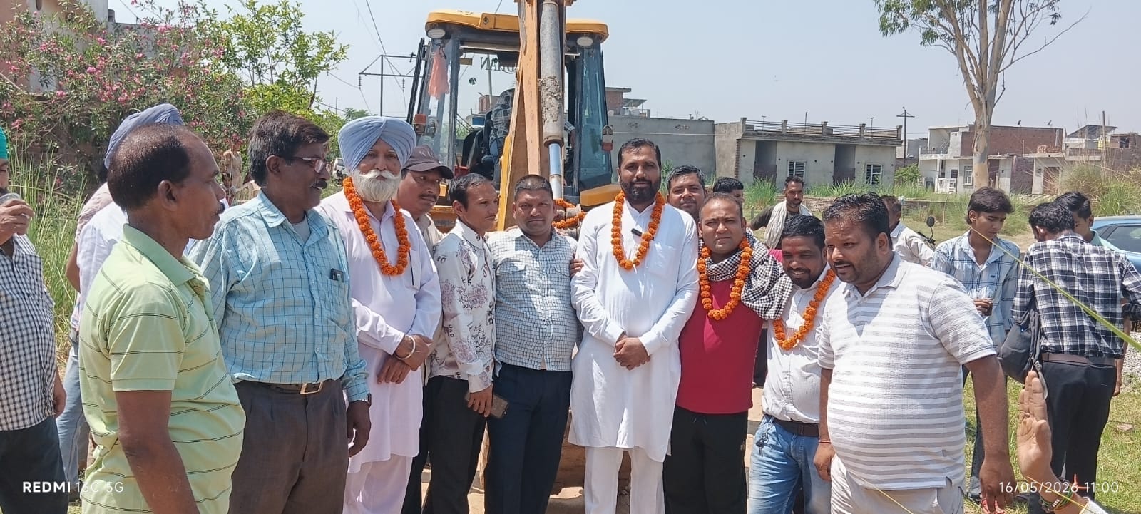 अंबाला छावनी के वार्ड नंबर 12 में पेयजल पाइपलाइन के उद्धाटन अवसर पर मौजूद पार्षद व स्थानीय लोग। अंबाला छावनी के वार्ड नंबर 12 में पेयजल पाइपलाइन के उद्धाटन अवसर पर मौजूद पार्षद व स्थानीय लोग।