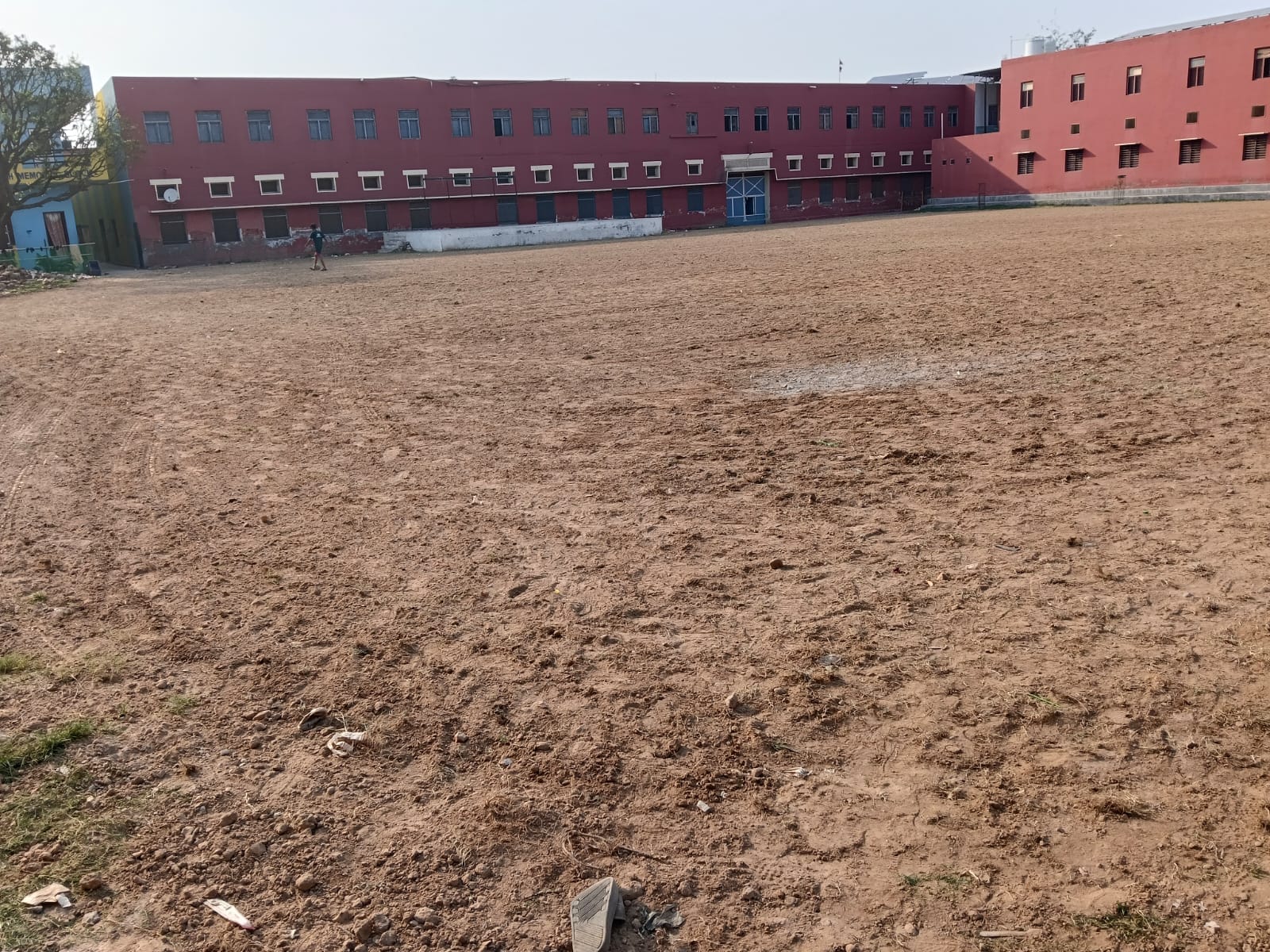 अंबाला कैंट के फारुखा खालसा स्कूल में तैयार हो रहे हॉकी मैदान में जायजा लेते हुए कोच जितेंद्र क अंबाला कैंट के फारुखा खालसा स्कूल में तैयार हो रहे हॉकी मैदान में जायजा लेते हुए कोच जितेंद्र क