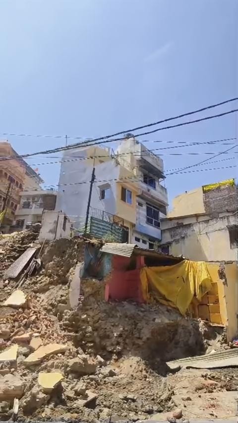 भरभरा कर गिर पड़ा मकान भरभरा कर गिर पड़ा मकान