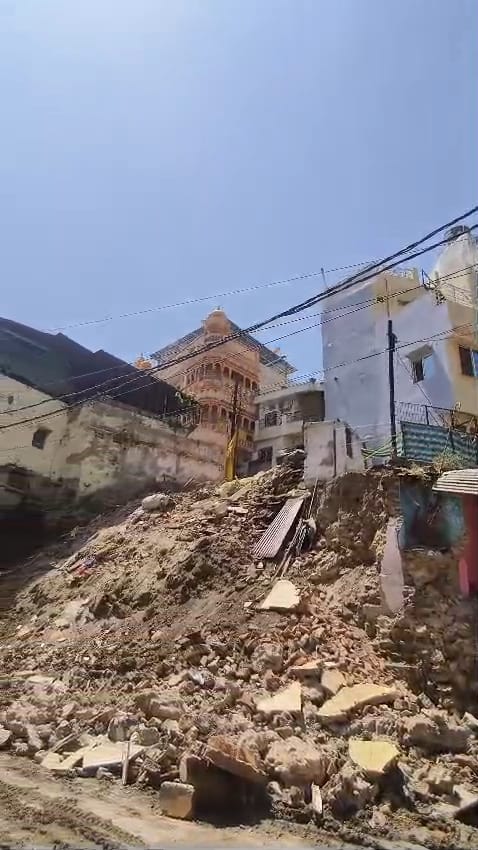 भरभरा कर गिर पड़ा मकान भरभरा कर गिर पड़ा मकान