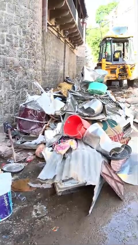 भरभरा कर गिर पड़ा मकान भरभरा कर गिर पड़ा मकान