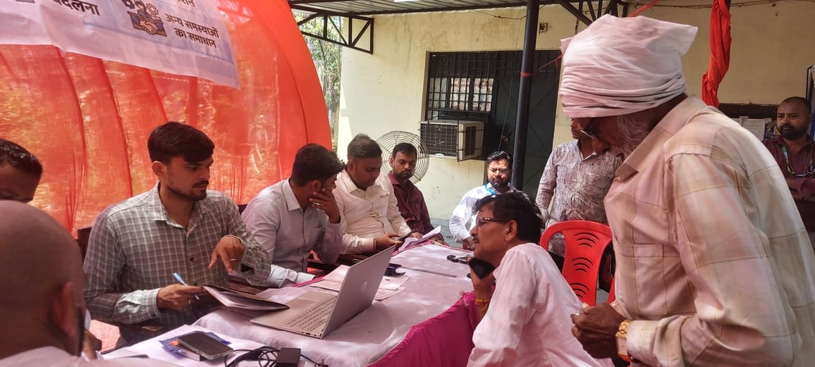 बिजली शिविर में पहुंचे उपभोक्ता।