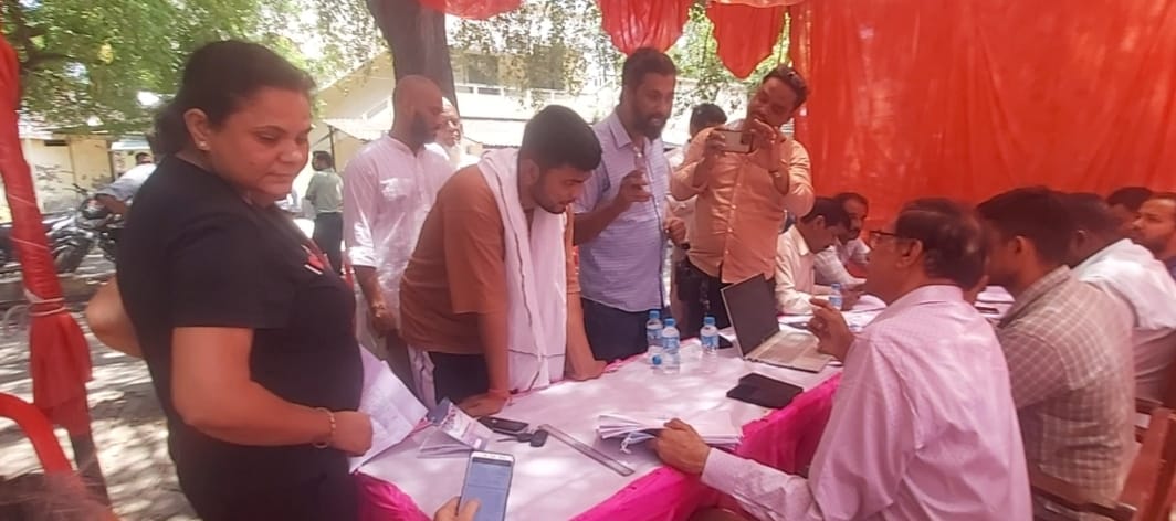 बिजली शिविर में पहुंचे उपभोक्ता।