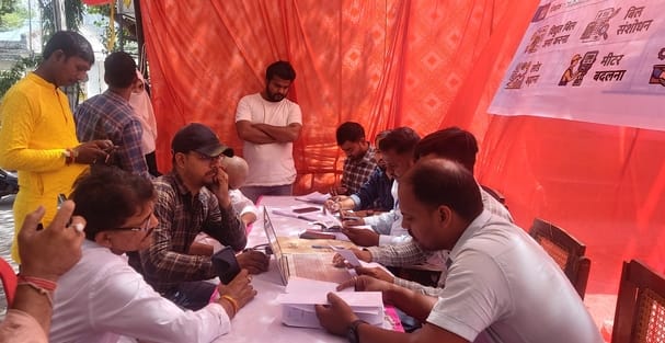 बिजली शिविर में पहुंचे उपभोक्ता।