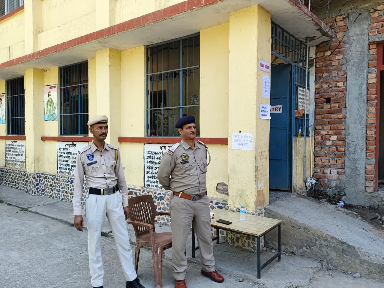 बिलासपुर रौड़ा वार्ड नंबर तीन अति संवेदशील बूथ पर वोट डालकर वापस आती बुजुर्ग महिला। संवाद बिलासपुर रौड़ा वार्ड नंबर तीन अति संवेदशील बूथ पर वोट डालकर वापस आती बुजुर्ग महिला। संवाद