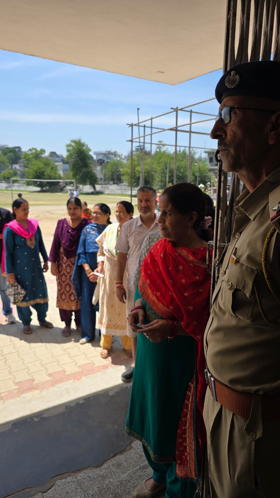 बिलासपुर रौड़ा वार्ड नंबर तीन अति संवेदशील बूथ पर वोट डालकर वापस आती बुजुर्ग महिला। संवाद बिलासपुर रौड़ा वार्ड नंबर तीन अति संवेदशील बूथ पर वोट डालकर वापस आती बुजुर्ग महिला। संवाद