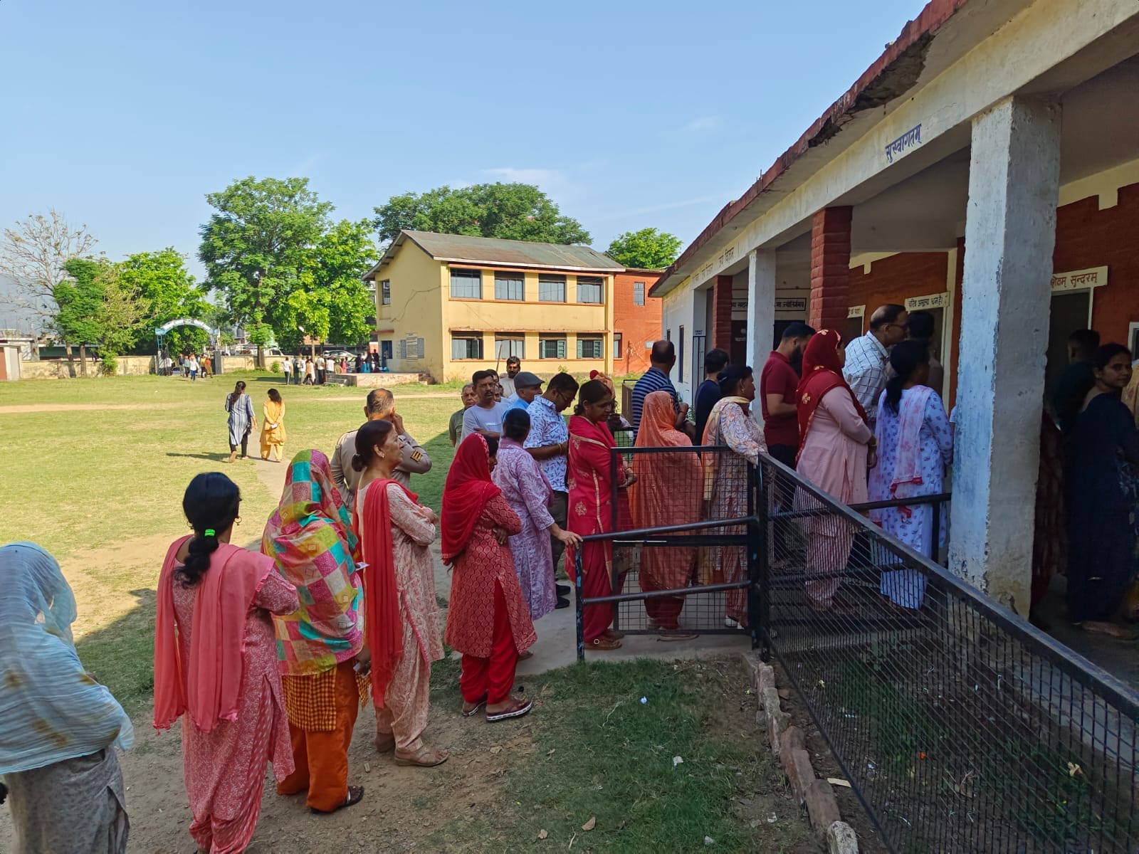 बिलासपुर रौड़ा वार्ड नंबर तीन अति संवेदशील बूथ पर वोट डालकर वापस आती बुजुर्ग महिला। संवाद बिलासपुर रौड़ा वार्ड नंबर तीन अति संवेदशील बूथ पर वोट डालकर वापस आती बुजुर्ग महिला। संवाद