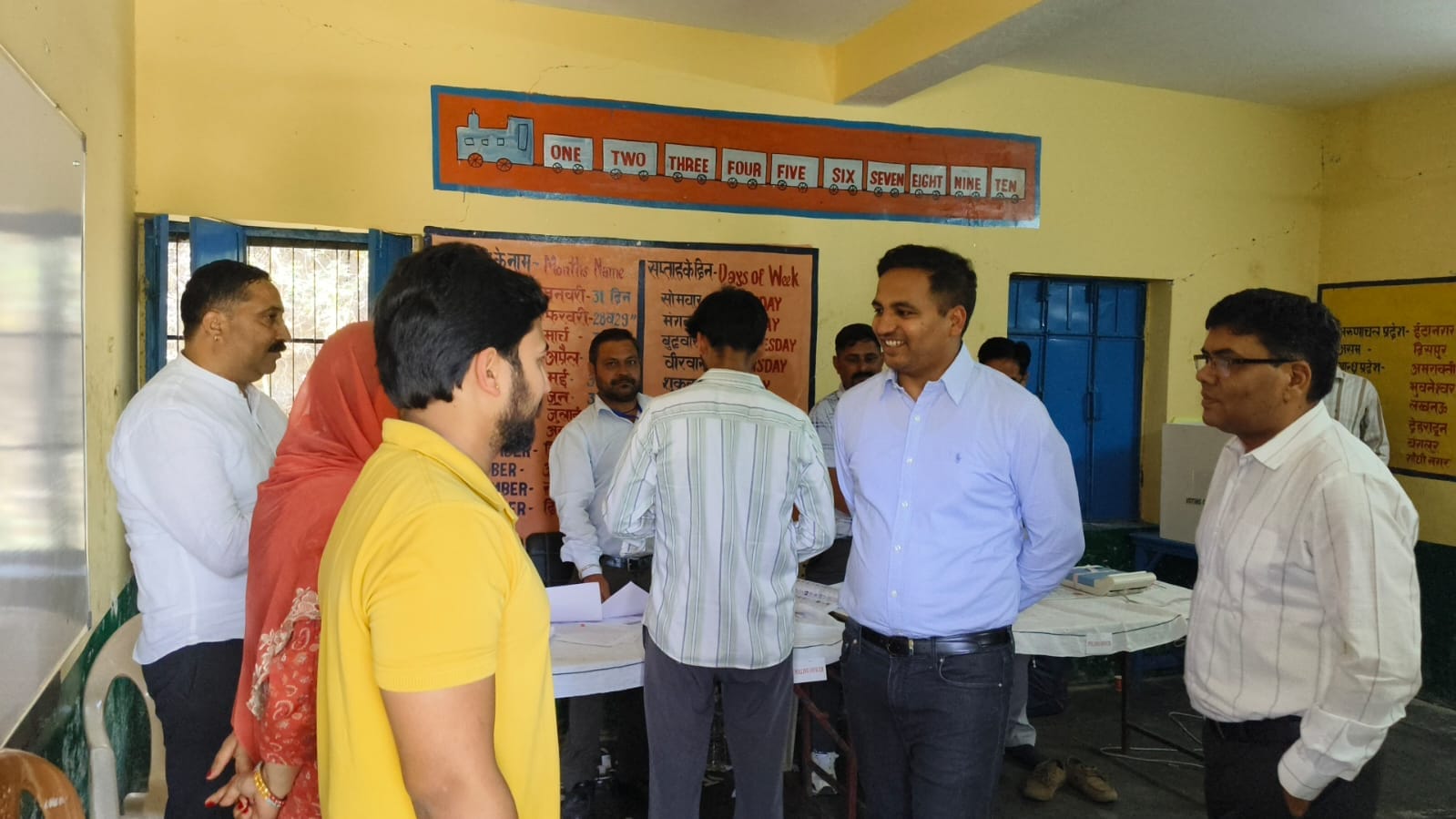 बिलासपुर रौड़ा वार्ड नंबर तीन अति संवेदशील बूथ पर वोट डालकर वापस आती बुजुर्ग महिला। संवाद बिलासपुर रौड़ा वार्ड नंबर तीन अति संवेदशील बूथ पर वोट डालकर वापस आती बुजुर्ग महिला। संवाद