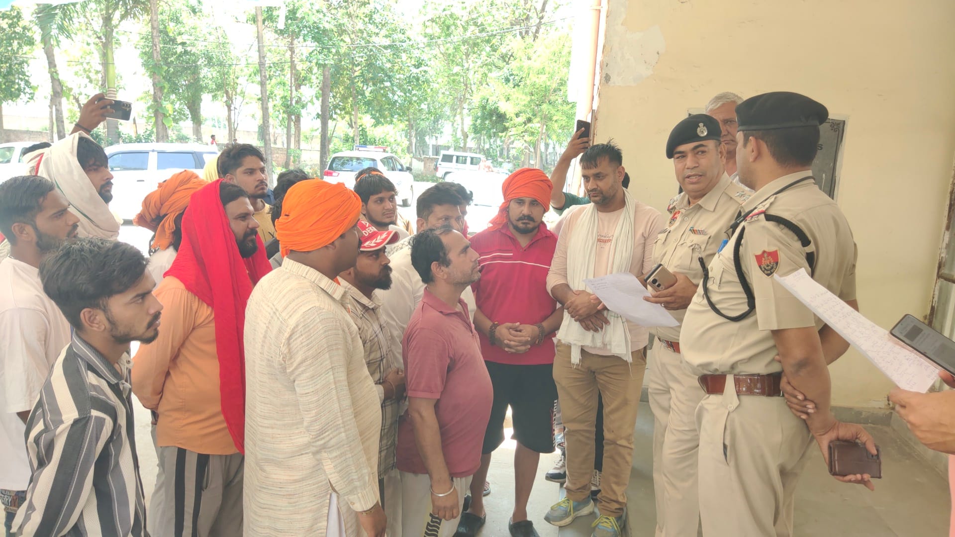 बापौली थाना प्रभारी पवन कुमार को शिकायत देते ग्रामीण और गोरक्षक दल के सदस्य। संवाद बापौली थाना प्रभारी पवन कुमार को शिकायत देते ग्रामीण और गोरक्षक दल के सदस्य। संवाद