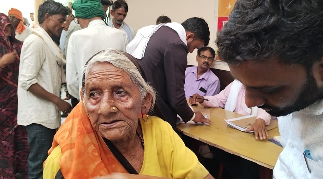 चायल संपूर्ण समाधान दिवस में कमिश्नर सौम्या अग्रवाल से शिकायत करती महिला। संवाद