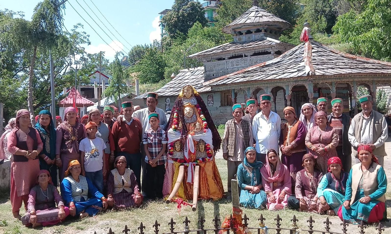 डंसा स्थित देवता दमुख मंदिर के निर्माण के लिए महिलाओं ने दी धनराशि। संवाद डंसा स्थित देवता दमुख मंदिर के निर्माण के लिए महिलाओं ने दी धनराशि। संवाद