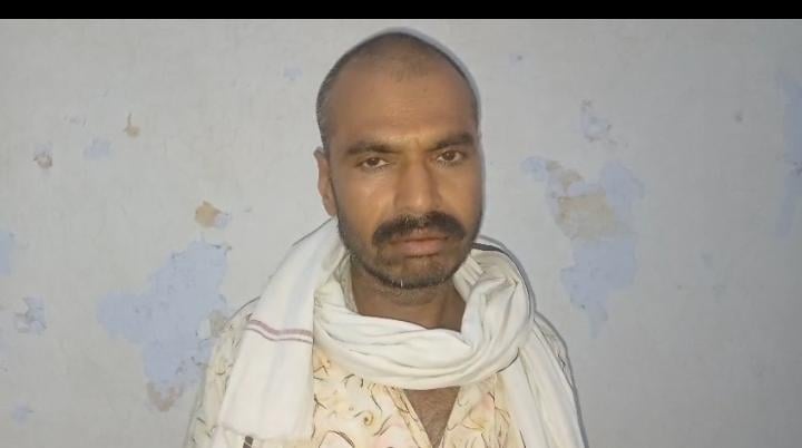 फोटो - 01 एंटी करप्शन टीम की गिरफ्त में लाल कुर्ते में राजेंद्र उर्फ लंबरदार व साथ में खड़ा कान फोटो - 01 एंटी करप्शन टीम की गिरफ्त में लाल कुर्ते में राजेंद्र उर्फ लंबरदार व साथ में खड़ा कान