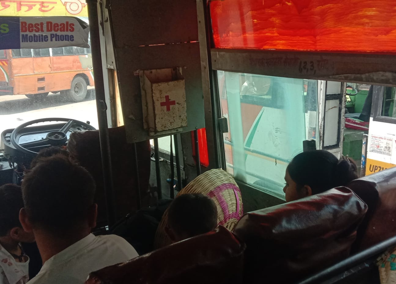 फोटो - 04 यात्री के खोलने पर फर्स्ट एड बाक्स से निकला कपड़ा। संवाद
