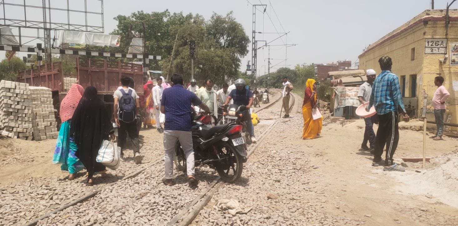 फोटो-10-बंद क्रॉसिंग के बीच से निकलते वाहन सवार। संवाद फोटो-10-बंद क्रॉसिंग के बीच से निकलते वाहन सवार। संवाद