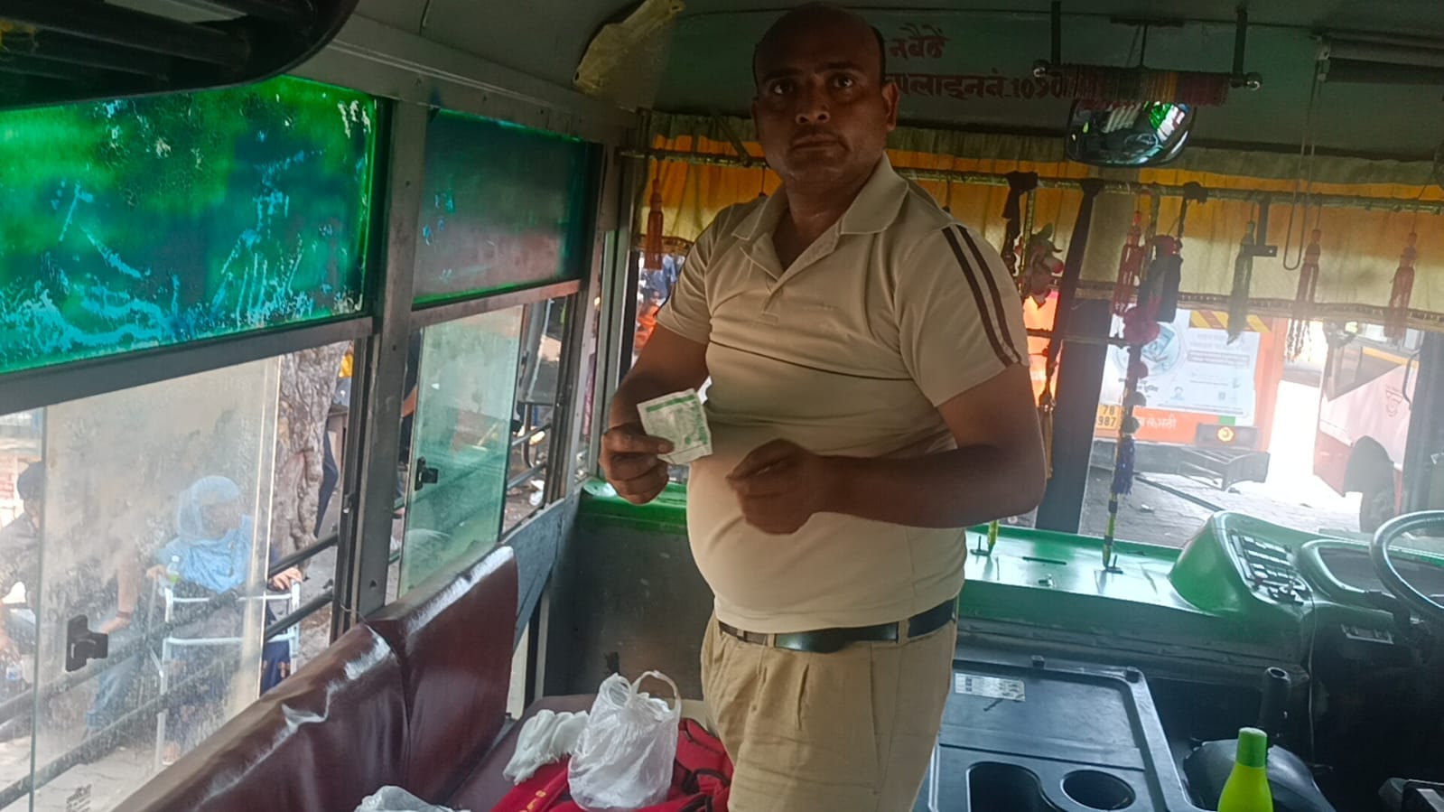 फोटो-10 दिल्ली की बस में चालक के ऊपर खुला पड़ा फर्स्ट एड बॉक्स। संवाद