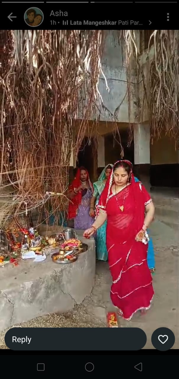 फोटो - 17 तिंदवारी के एक मोहल्ले में बरगद के पेड़ का पूजन करतीं महिलाएं। संवाद