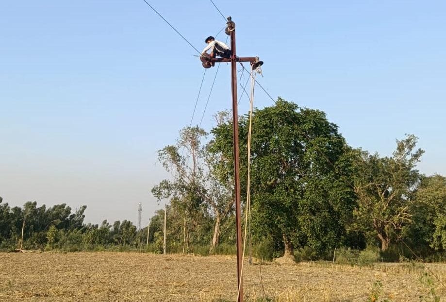 फोटो-18-पाटन पावर हाउस में धरने पर बैठे ग्रामीण। संवाद फोटो-18-पाटन पावर हाउस में धरने पर बैठे ग्रामीण। संवाद