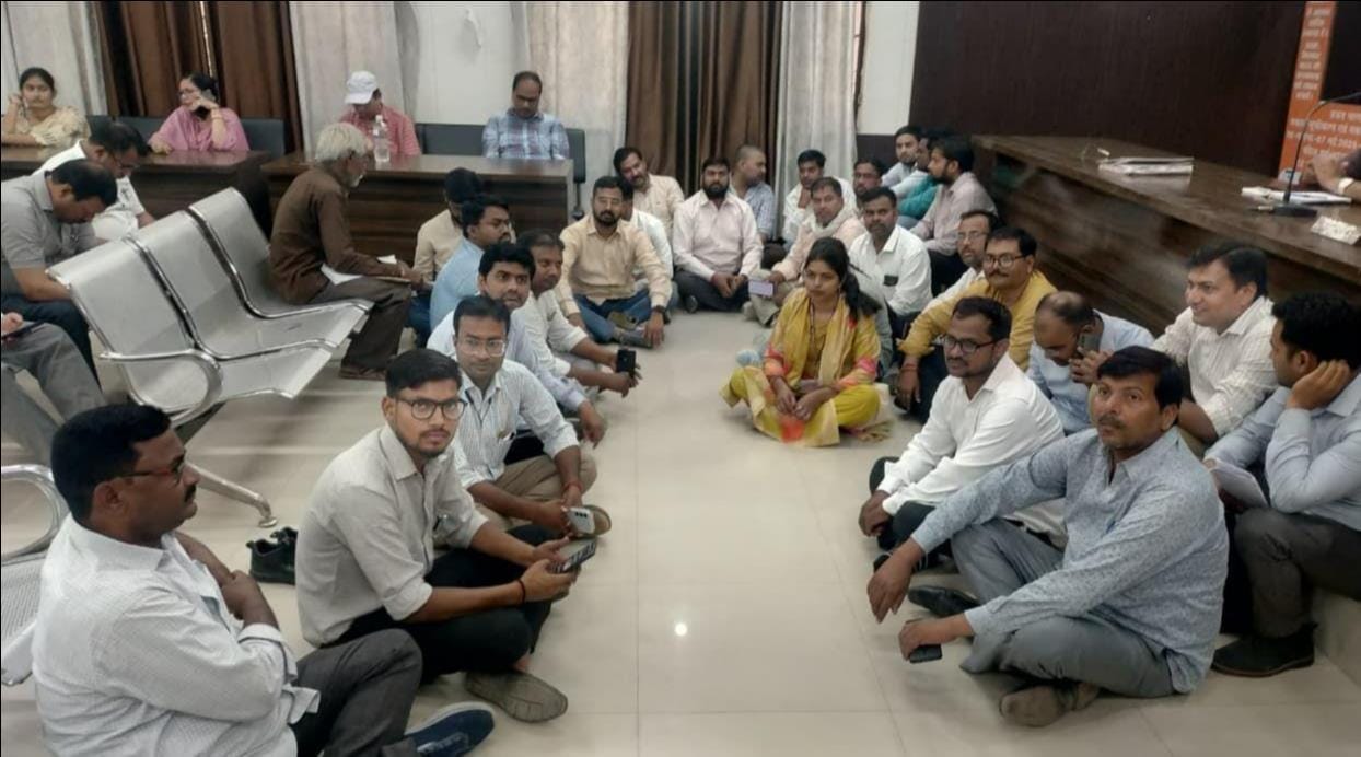 फोटो-22- बांगरमऊ में तहसील के बाहर धरने पर बैठे अधिवक्ता। संवाद फोटो-22- बांगरमऊ में तहसील के बाहर धरने पर बैठे अधिवक्ता। संवाद