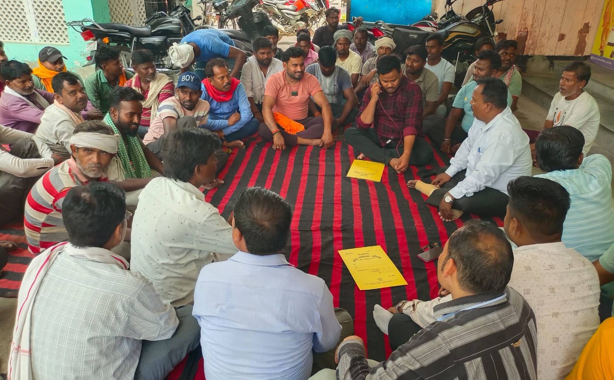 फोटो-51-नगर पालिका परिसर में प्रदर्शन करते सफाई कर्मी। संवाद