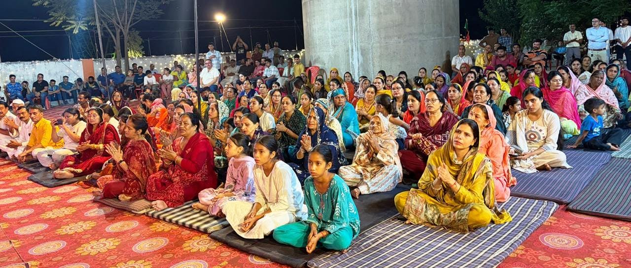 गुग्गा मंदिर खैरियां लुहणू में आयोजित जागरण में प्रस्तुति देता हुआ कलाकार। स्रोत: जागरूक पाठक।